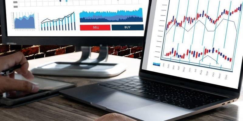 桌子上放着笔记本电脑的人 AI 生成的内容可能不正确。